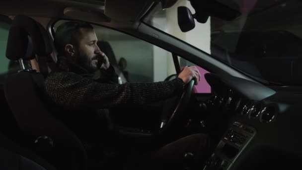 Nerwowy Kierowca Rozmawia Przez Telefon Parkingu Gestykuluje Emocjonalnie Widok Boku — Wideo stockowe