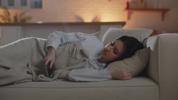 Seorang Wanita Yang Sedang Tidur Terbangun Dari Suara Pesan Yang — Stok Video