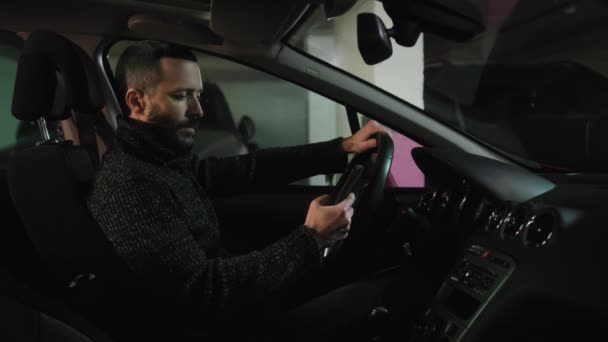 Focused Driver Messaging Someone Nodding Approval Brunette Man Smartphone Sitting — Vídeo de Stock