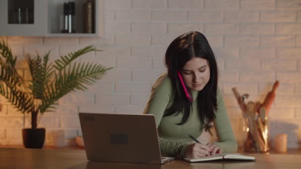 Vídeo Mostrando Uma Mulher Negócios Seu Escritório Frente Laptop Conversando — Vídeo de Stock