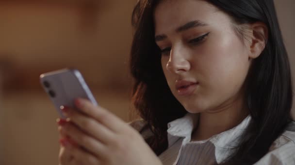 Una Joven Está Escribiendo Mensaje Chica Usando Smartphone Con Sonrisa — Vídeos de Stock