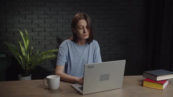 Gelangweilte Studenten Tippen Auf Der Laptop Tastatur Brünettes Mädchen Lernt — Stockvideo