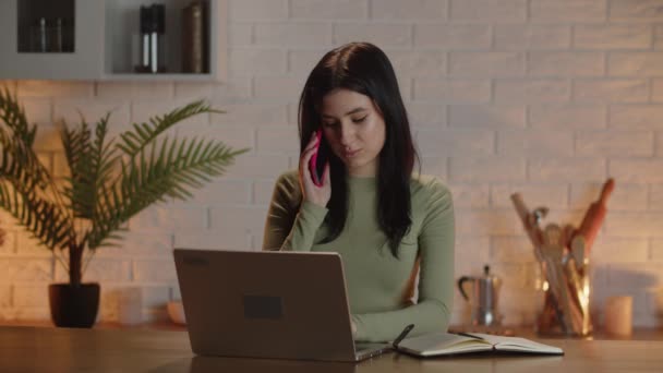 Uma Freelancer Está Digitando Teclado Laptop Falando Mesmo Tempo Telefone — Vídeo de Stock