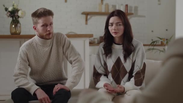 Psychologue Famille Calme Jeune Couple Qui Partage Trop Émotionnellement Leurs — Video