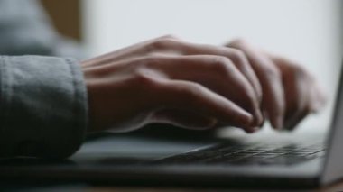 Erkek eller klavyede yazı yazıyor. Uzaktan kumandalı bilgisayar. Bilgisayarla çalışan bir adamın görüntüsü. Programlama işlemi. Yüksek kalite 4k görüntü