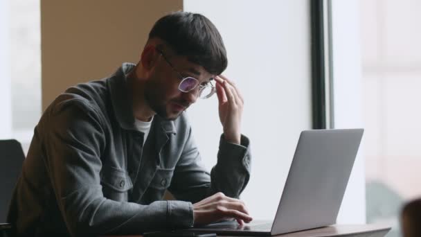 Freelancer Frustrado Óculos Trabalhando Seu Projeto Café Jovem Com Laptop — Vídeo de Stock