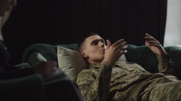 乌克兰退伍军人适应 沮丧的士兵与心理医生会诊 身着迷彩服的军人躺在沙发上谈论他的精神问题 与Ptsd的武装部队军官 — 图库视频影像