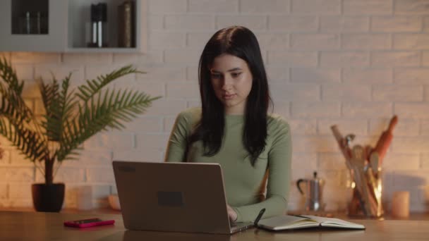Mulher Freelancer Trabalhando Laptop Uma Mesa Home Office Uma Estudante — Vídeo de Stock