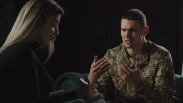 身穿军服的乌克兰士兵与军事心理医生交谈 心理治疗期间的Ptsd服务人员 军官谈论战争创伤 乌克兰退伍老兵的职位 — 图库视频影像