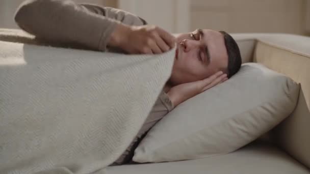 Ένα Βίντεο Έναν Άντρα Κοιμάται Στον Καναπέ Τυλίγεται Πιο Σφιχτά — Αρχείο Βίντεο