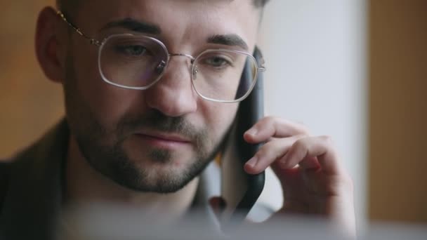 Πορτρέτο Του Επιχειρηματία Γυαλιά Μιλώντας Στο Τηλέφωνο Μελαχρινή Γενειοφόρος Νεαρός — Αρχείο Βίντεο