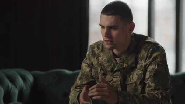 一个军事心理学家看到一个身穿军服的年轻人 乌克兰武装部队的一名士兵向一位心理学家讲述了他因战争而引起的精神问题 高质量的4K镜头 — 图库视频影像