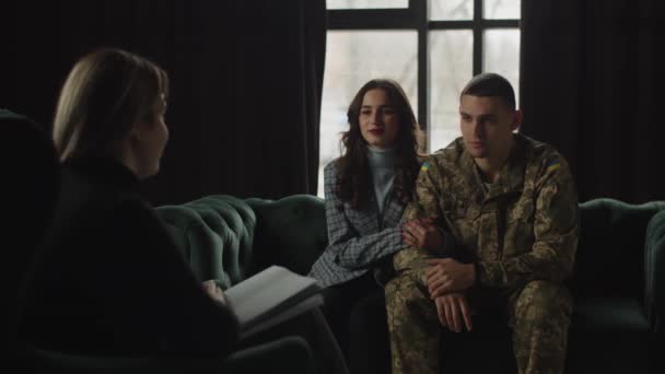 Miembro Las Fuerzas Armadas Ucrania Sentado Junto Esposa Sosteniendo Mano — Vídeos de Stock