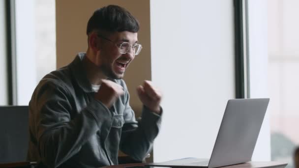 Возбужденный Человек Ноутбуком Выражающий Счастье Показывающий Жест Фрилансер Очках Рад — стоковое видео
