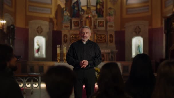 Een Grijs Harige Katholieke Priester Houdt Een Zondagsdienst Priester Geeft — Stockvideo