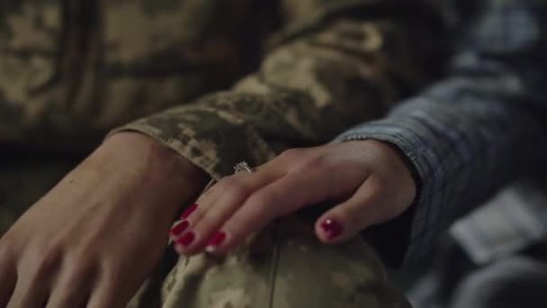 Pohled Ženskou Ruku Ležící Manželově Koleně Muž Vojenské Uniformě Drží — Stock video