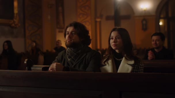 Marido Esposa Ouvem Atentamente Pregação Sacerdote Casal Sentado Uma Igreja — Vídeo de Stock
