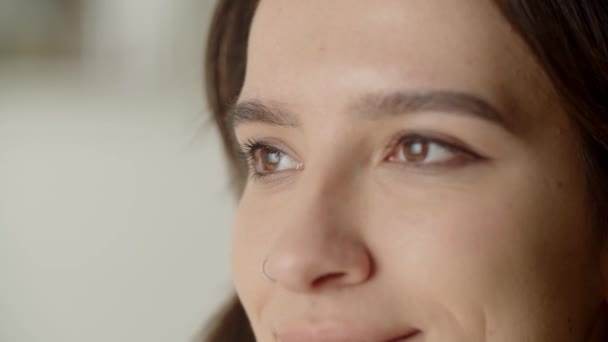 有褐色眼睛的女性脸的剪影 一个长着鼻孔的黑发女人抬起眼睛 把目光移开 高质量的4K镜头 — 图库视频影像
