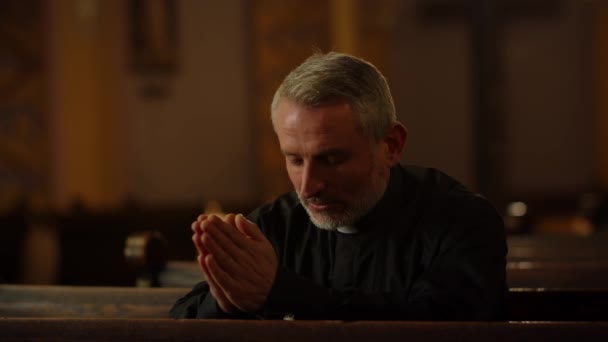 Κοντινό Πλάνο Ενός Ιερέα Που Κάθεται Ένα Παγκάκι Μια Εκκλησία — Αρχείο Βίντεο