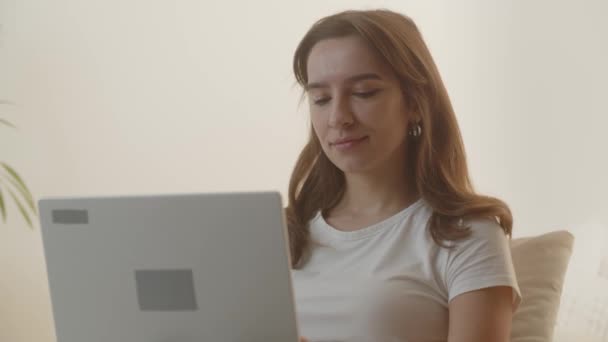 Brunette Tyttö Käyttää Tietokonetta Nuori Nainen Kirjoittaa Opintoprojektia Kannettavan Tietokoneen — kuvapankkivideo