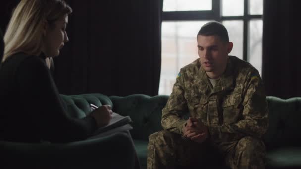 乌克兰武装部队的一名年轻士兵 接受心理治疗专家的任命 一名年轻的士兵转向一位心理治疗师 抱怨他在医院里看到的恐怖情景给他造成了心理创伤 — 图库视频影像