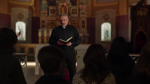 Een Katholieke Priester Leest Bijbel Voor Aan Parochianen Tijdens Een — Stockvideo