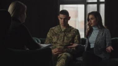 Bir asker kız arkadaşıyla psikoterapist randevusuna gider. Karısı psikoterapiste savaş sırasında cepheyi ziyaret eden kocasının depresyon ve tecrit durumundan bahseder.