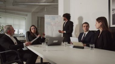 Genç bir adam toplantı sırasında iş ortaklarına bir şey söyler. Takım elbiseli bir adam ortaklarına şirketlerin yeni finansal modelinin faydalarından bahseder. Yüksek kalite 4k görüntü