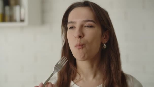 Primer Plano Una Joven Que Come Ensalada Con Tenedor Hermosa — Vídeos de Stock