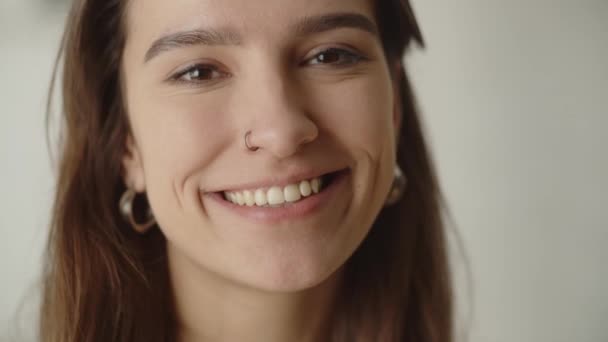 Wanita Yang Tersenyum Itu Mengalihkan Pandangannya Arah Kamera Seorang Wanita — Stok Video