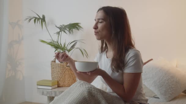 Widok Świeżo Obudzonej Kobiety Jedzącej Śniadanie Łóżku Młoda Kobieta Spokojnie — Wideo stockowe