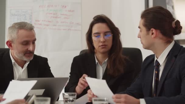 Uma Equipe Empresários Está Estudando Documentos Enquanto Está Sentado Escritório — Vídeo de Stock