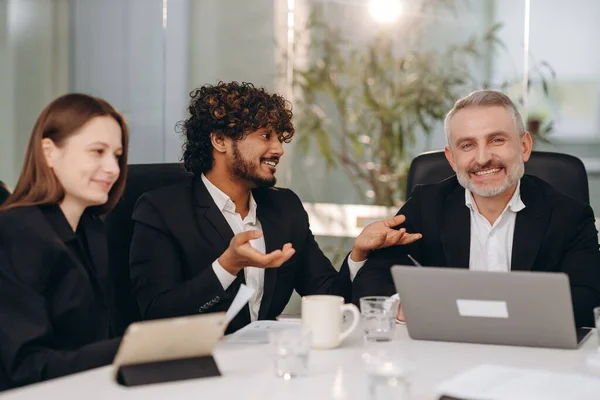 オフィスでのブレインストーミング中に楽しんでいるビジネスマン ビジネス戦略を話し合いながら笑う同僚 高品質の写真 — ストック写真