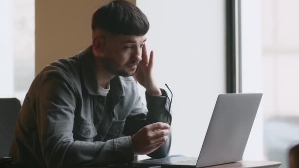 Nezávislý Přišel Nápadem Jak Vyřešit Pracovní Problém Mladík Laptopem Nasadí — Stock video