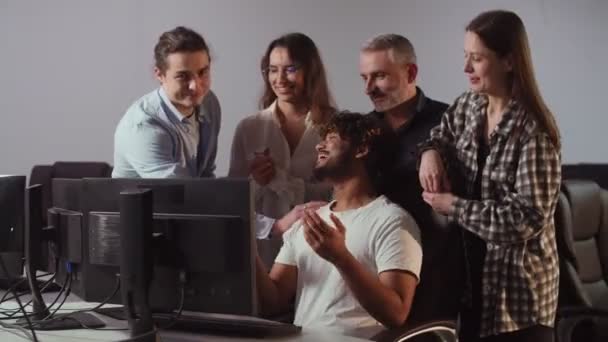 Vídeo Que Uma Equipe Sorrindo Parabeniza Seu Colega Por Sua — Vídeo de Stock