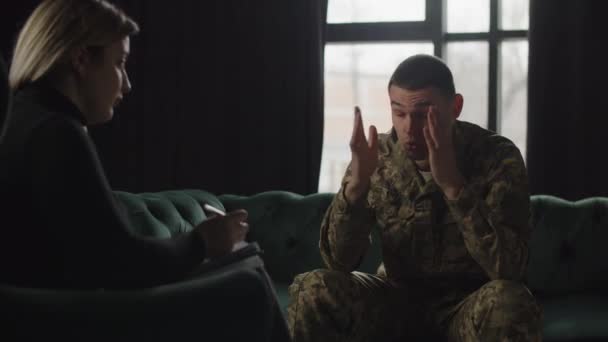 Psycholožka Naslouchá Stížnostem Ukrajinského Vojáka Který Byl Frontě Duševní Problémy — Stock video