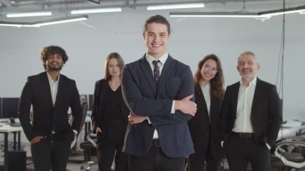 Tým Specialistů Seo Vedený Mladým Podnikatelem Kanceláři Stojí Různorodý Tým — Stock video