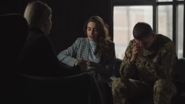 Молода Жінка Розповідає Військовому Психологу Про Депресію Тактовність Апатію Свого — стокове відео