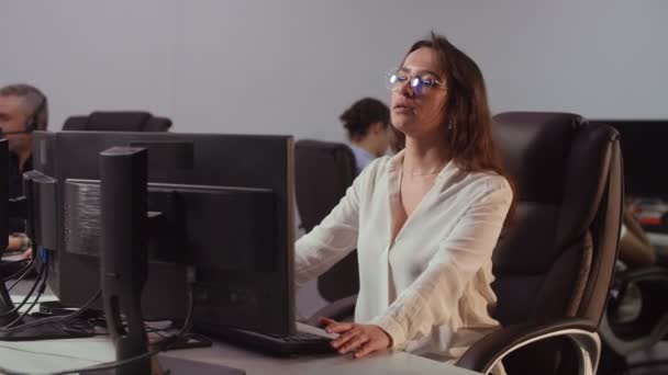Ofiste Bilgisayarın Önünde Oturan Genç Bir Kadın Müteahhit Zor Bir — Stok video