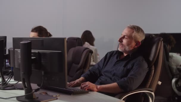 Bir Bilişim Şirketinin Çalışanı Çalışma Sırasında Arıza Yaptığı Için Sandalyesine — Stok video