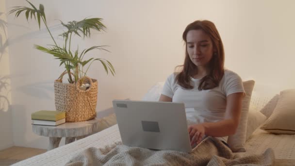 Kvinnlig Frilansare Arbetar Distans Bärbar Dator När Han Ligger Sängen — Stockvideo