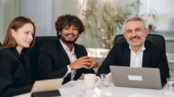 オフィスで笑っているビジネスマンのグループ 会議室で幸せなビジネスパートナー ラップトップを持つ起業家は新しいビジネス戦略を議論する 高品質の写真 — ストック写真