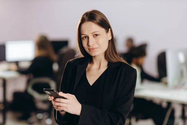 Piękna Bizneswoman Trzymająca Smartfona Rękach Atrakcyjna Kobieta Przedsiębiorca Pozująca Swoim — Zdjęcie stockowe