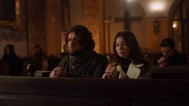 Ein Ehepaar Hört Bei Einem Sonntagsgottesdienst Einer Katholischen Kirche Einer — Stockvideo