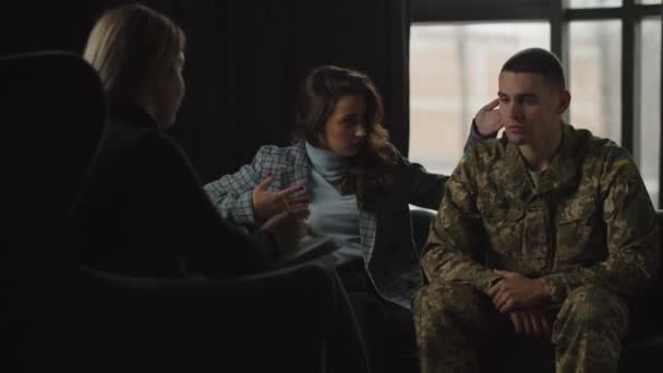 Bir Askeri Psikolog Savaşa Katıldıktan Sonra Kocasının Depresyonundan Yakınan Bir — Stok video