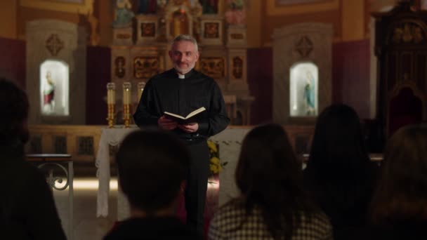 Service Dominical Église Pasteur Souriant Lisant Bible Aux Gens Les — Video