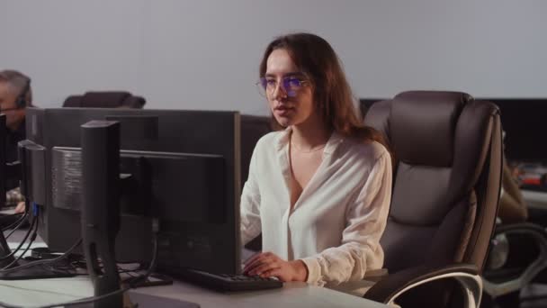 Eine Junge Frau Mit Brille Die Büro Arbeitet Beginnt Sich — Stockvideo