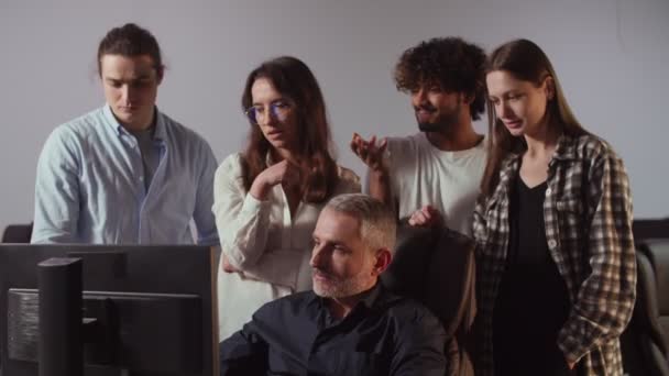 Funcionários Escritório Ajudam Seu Colega Resolver Problemas Computador Grupo Pessoas — Vídeo de Stock