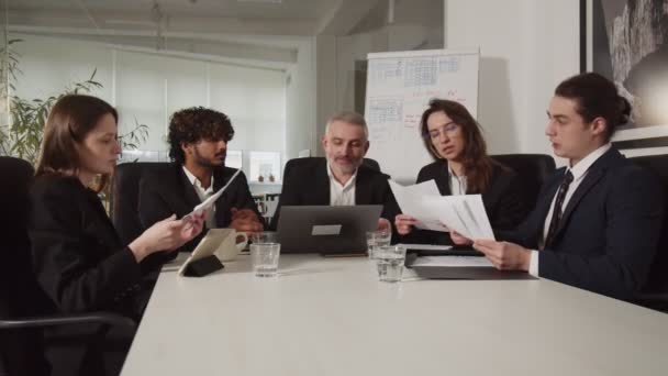 Vídeo Mostrando Uma Equipe Empresários Tendo Uma Reunião Escritório Uma — Vídeo de Stock