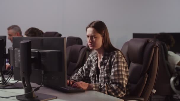 Una Computadora Desarrolladores Femeninos Congela Mientras Trabaja Una Visión Una — Vídeos de Stock